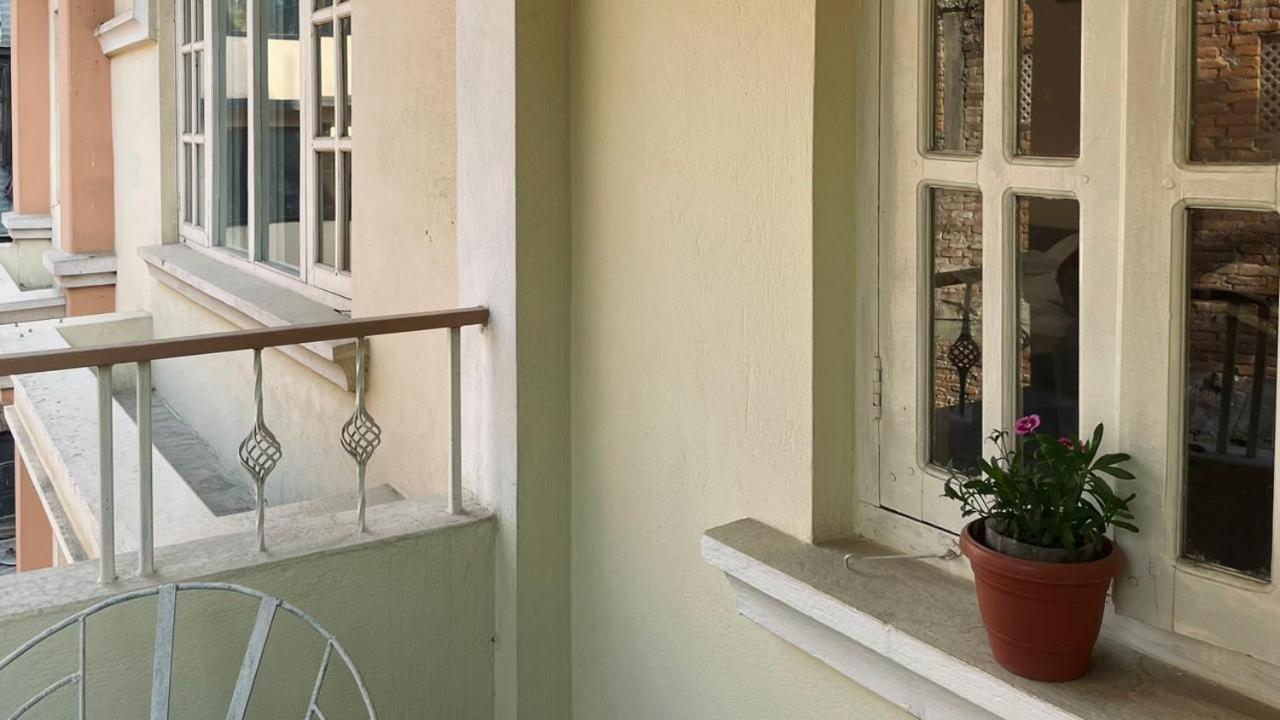 Rooftop Studio And 2Bhk Apartments In Kathmandu'S Most Happening Place Esterno foto